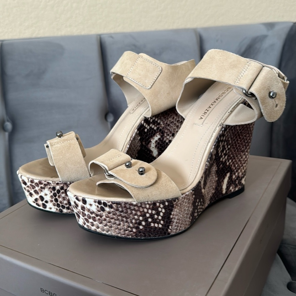 BCBG MAXAZRIA WEDGE SANDAL